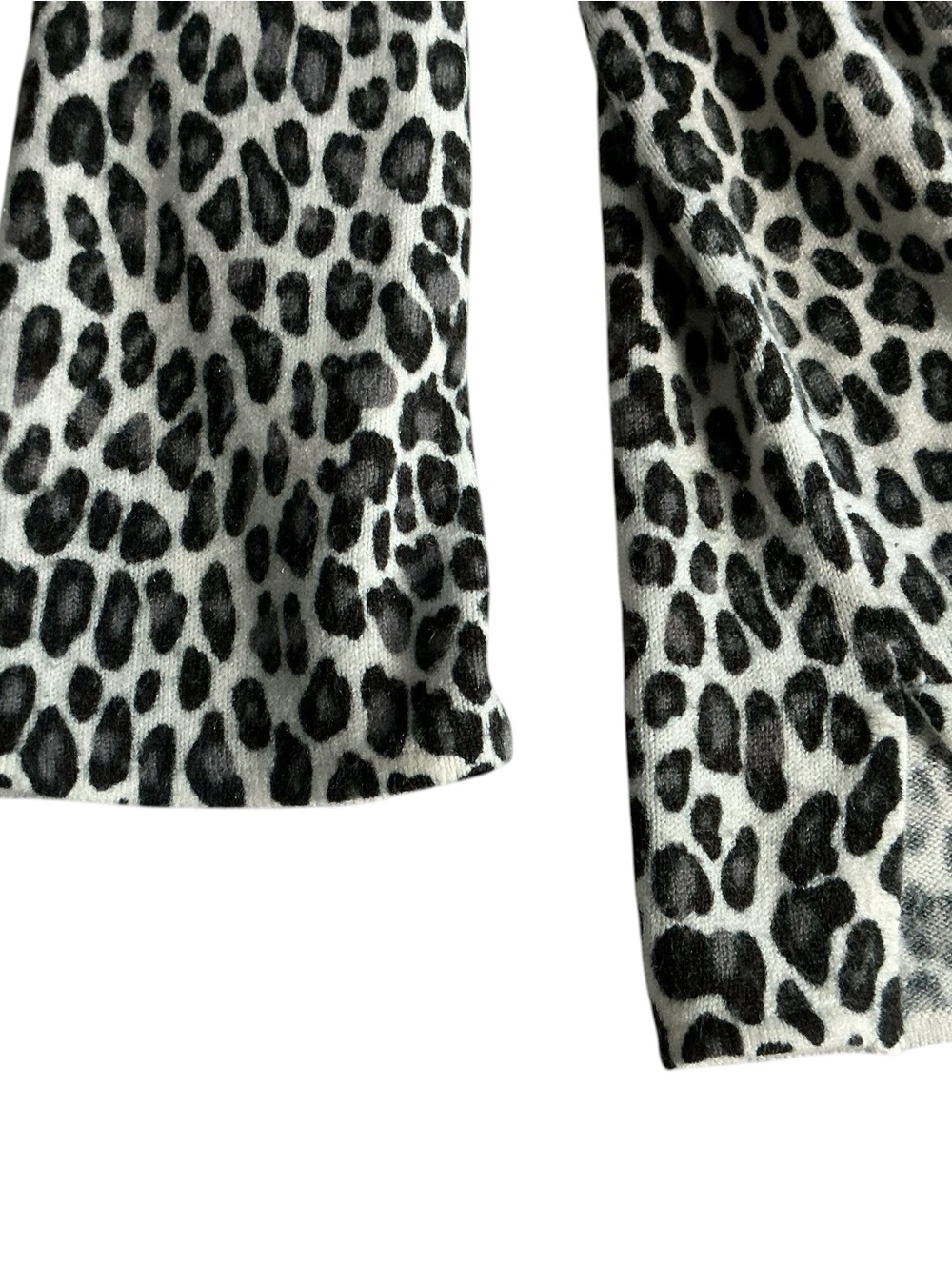 Susan Graver Style Snow Leopard Print Tunic Sweater Large V-Neck Side Slits Gray - Picture 6 of 8